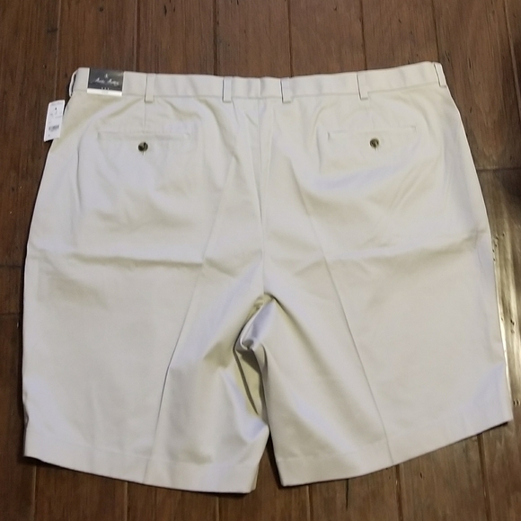Brooks Brother's pleated khaki shorts - Picture 2 of 6